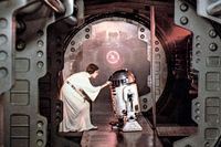 Leia skickar med hjälp av R2D2 ett meddelande till Obi Wan-Kenobi i den första filmen som spelades in: Stjärnornas krig (senare omdöpt till "Star wars: Episod IV – Nytt hopp")