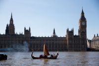 En kopia av ett mindre vikingaskepp seglar förbi det brittiska parlamentet i London. Arkivbild.