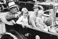 Under 1930-talet fann bilen sin form. USA:s dåvarande president Franklin D Roosevelt syntes ofta i fyrhjulingar, som på bilden från 1933 med sin dotter Anna Eleanor Dall och hennes två barn Anna Eleanor Roosevelt och Curtis Roosevelt. 