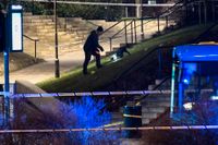 Polisens tekniker undersöker platsen där den 16-årige pojken sköts ihjäl i torsdags kväll i Malmöstadsdelen Rosengård.