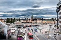 Vägen mot Nya Slussen har varit långt ifrån spikrak, och debatten har orsakat interna slitningar inom och mellan de rödgröna partierna i Stockholm.