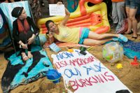 Aktivister protesterade utanför Frankrikes ambassad i London på torsdagen under parollen "Ha på dej vad du vill på stranden"