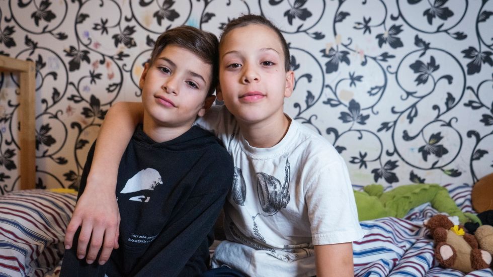 Georgios, 8 år, och Ioannis, 10, älskar att ligga och prata innan de ska sova. 
