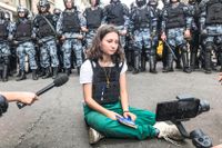 Olga Misik, 17 år, satte sig på marken och läste högt ur ryska grundlagen under protesterna inför lokalvalen i Moskva.