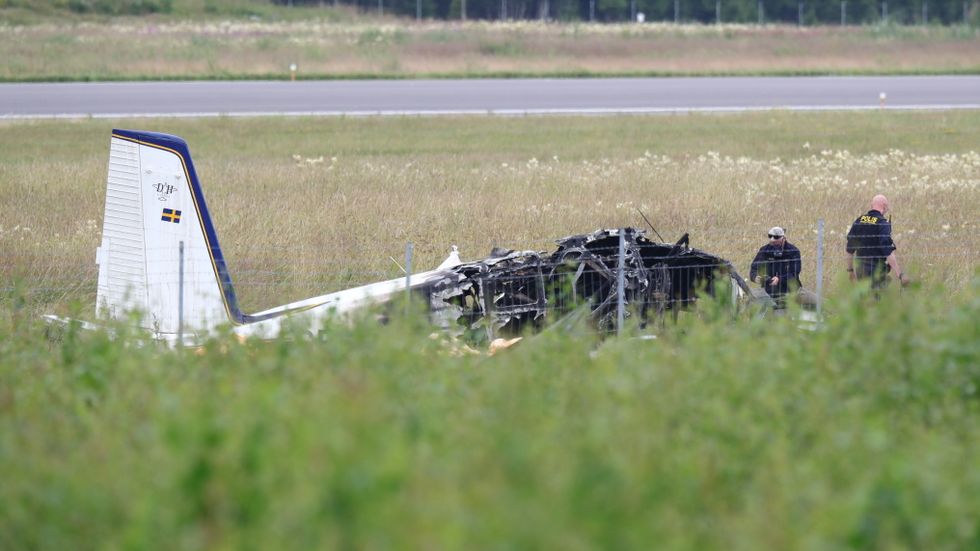 Poliser på plats vid flygplansvraket i närheten av Örebro flygplats under fredagen.