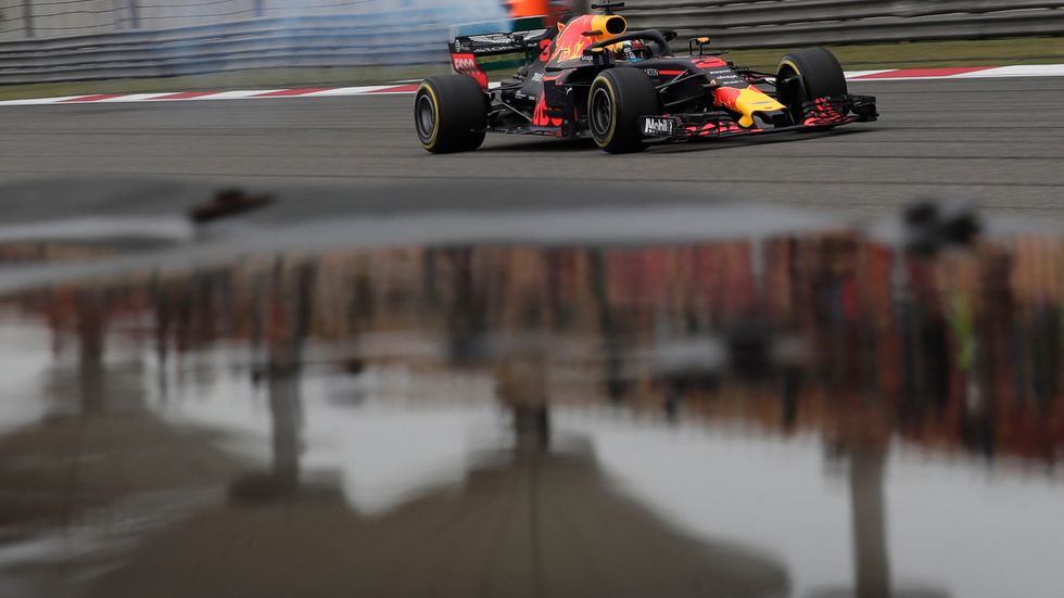 Daniel Ricciardo tog överraskande hem segern i Kina Grand Prix i Shanghai.