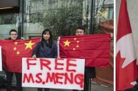 Demonstranter som kräver att Meng Wanzhou släpps fri samt Kanadas premiärminister Justin Trudeau. 