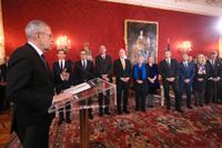 Österrikes president Alexander Van der Bellen (till vänster) håller tal när landets nya regering svärs in.