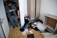 En civilklädd polis i den lägenhet i Istanbul där den 34-årige uzbeken greps i måndags.