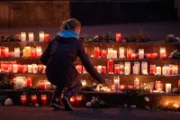 Utanför skolan i Haltern i västra Tyskland samlades elever och andra för att tända ljus. 16 elever och två lärare på skolan dog i flygolyckan.