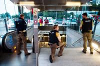 Efter uppgifter om att en gärningsman ska ha sprungit i riktning mot tunnelbanan efter att ha öppnat eld vid köpcentrumet stängdes all kollektivtrafik av i staden. Centralstationen i München utrymdes under kvällen.