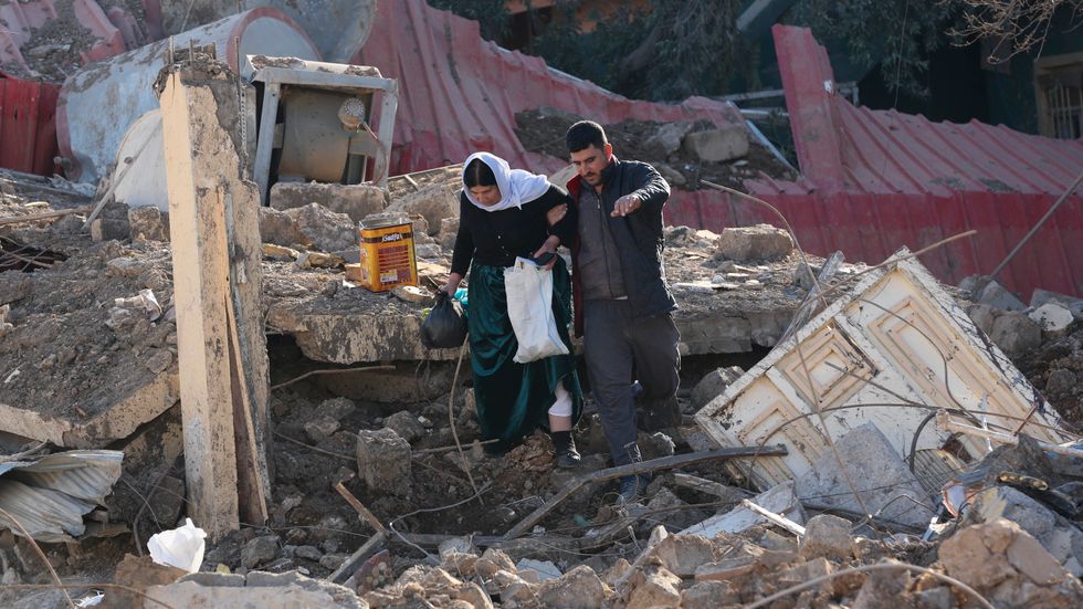 Yezidier i resterna av sitt hem. 