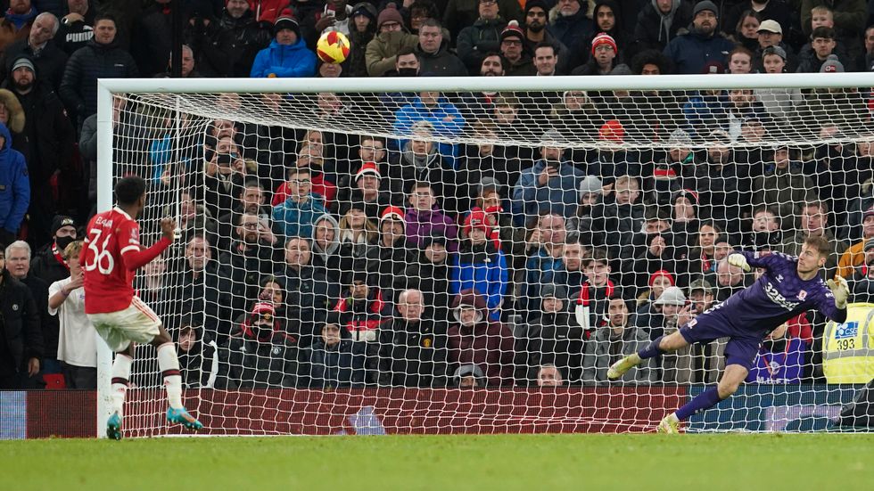 Manchester Uniteds svenske talang Anthony Elanga missade sin straff i den åttonde straffomgången mot Middlesbrough.