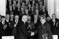 Finlands president Urho Kekkonen, till vänster, skakar hand med Sovjetunionens ledare Leonid Brezjnev i maj 1977 efter att ha slutit ett ekonomiskt avtal med Sovjetunionen.