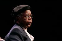 Chinua Achebe från Nigeria.
