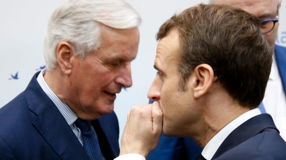 EU:s chefsförhandlare om brexit, Michel Barnier, tillsammans med Frankrikes president Emmanuel Macron på en jordbruksmässa i Paris 2019.