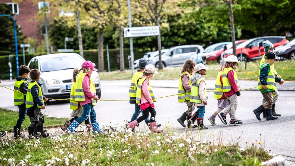 ”Vi vill se mindre plats för biltrafik och mer plats för lekande barn”, säger Lars Strömgren (MP).