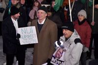 Miljöpartiets språkrör Per Bolund (MP) demonstrerar i opposition mot statsbudgeten.