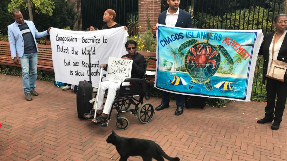 Protest utanför internationella brottsdomstolen ICC i Haag i Nederländerna, 2018, inför domstolens överläggningar om vem som har rätt till Chagosöarna. Arkivbild.