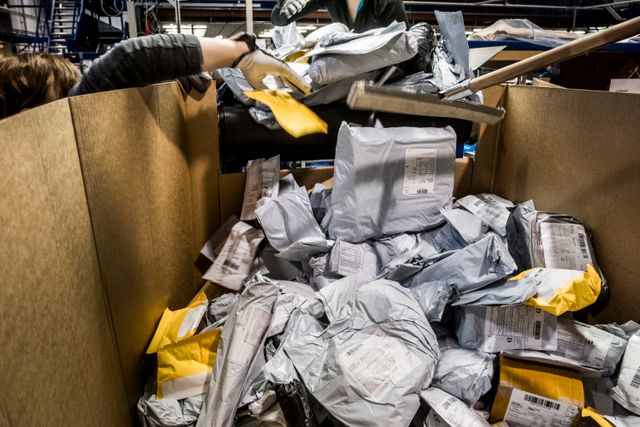 Tullverket har förklarat att den explosionsartade ökningen av post från Kina gör det praktiskt mycket svårt att hantera momsfrågan.