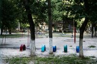 Föräldralösa och aids-sjuka barn i staden Donetsk är fast i staden samtidigt som kriget härjar runt omkring dem. Barnen har blivit brickor i det politiska spelet mellan Ryssland och Ukraina och just nu finns det ingen väg ut för barnen från barnhemmet.