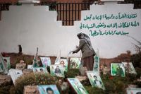 En man besöker en gravplats där några av dem som dödats i inbördeskriget i Jemen ligger. Arkivbild.