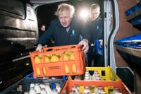 Boris Johnson kampanjar in i det sista. Här levererar han mjölk tidigt på onsdagsmorgonen.