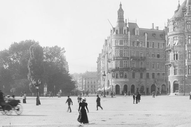 Nybroplan sedd mot Hamngatan och Berzelii park år 1900. En helt annan känsla i Stockholm då! Bläddra vidare för att se en klassisk restaurang – som nu är riven – i Kungsträdgården.