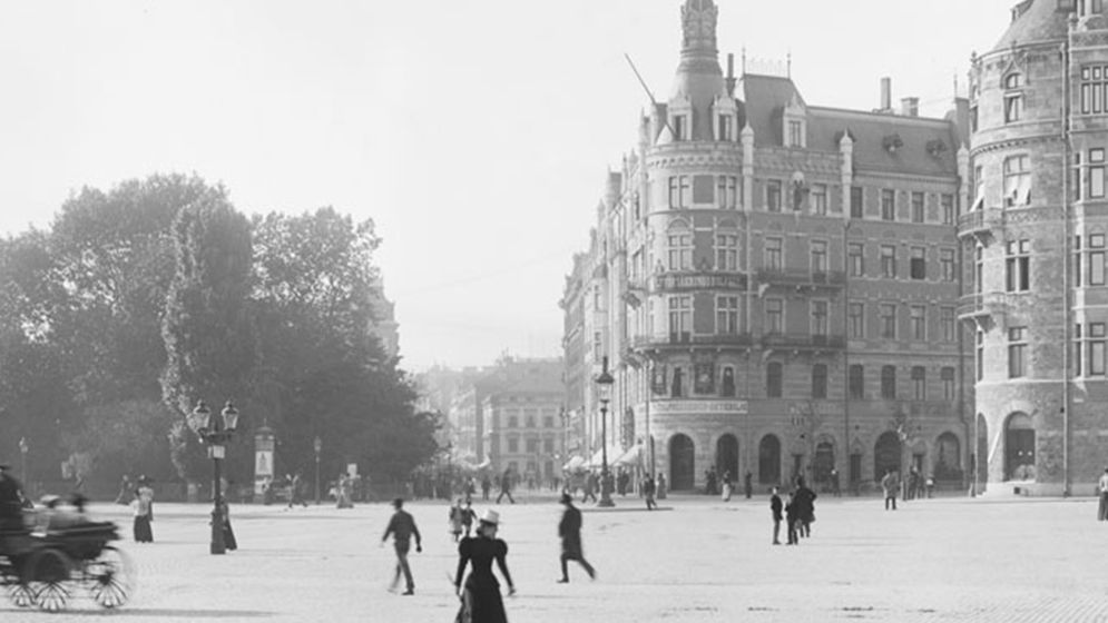 Nybroplan sedd mot Hamngatan och Berzelii park år 1900. En helt annan känsla i Stockholm då! Bläddra vidare för att se en klassisk restaurang – som nu är riven – i Kungsträdgården.