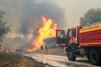 Frankrike har de senaste veckorna drabbats av flera förödande skogsbränder. Bild från en brand i Aubais i södra Frankrike förra veckan.