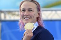 Sarah Sjöström visar stolt upp EM-guldet på 50 meter fritt.