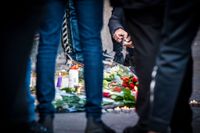 Vänner till de skjutna i Malmö har tänt ljus och lämnat blommor på platsen.