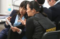 Keiko Fujimori pratar med sin advokat Giuliana Loza i rätten. Arkivbild.
