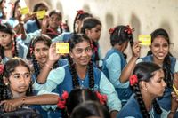 Flickor på en skola i Ghatkopar, Mumbai, håller upp bevis på att de genomgått en kurs kring menstruation. Efter att en man kallad ”The PadMan” – vars historia nu blivit till Bollywoodfilm – började bryta tabun kring mens i Indien, har flera startups följt i hans spår.