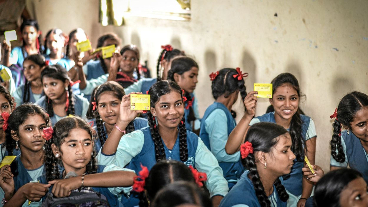 Flickor på en skola i Ghatkopar, Mumbai, håller upp bevis på att de genomgått en kurs kring menstruation. Efter att en man kallad ”The PadMan” – vars historia nu blivit till Bollywoodfilm – började bryta tabun kring mens i Indien, har flera startups följt i hans spår.
