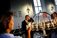 Oslos kommunchef Fabian Stang, var en av många som tände ljus i domkyrkan.