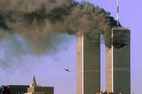 Ett av planen flyger in i World Trade Center den 11 september 2001.