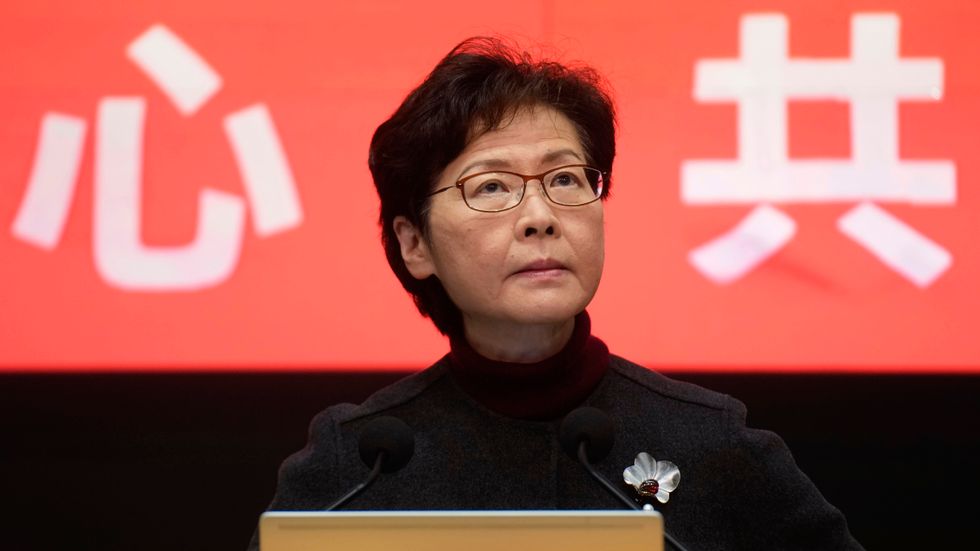 Hongkongs ledare Carrie Lam meddelar att covidrestriktionerna förlängs och att alla invånare ska testas.