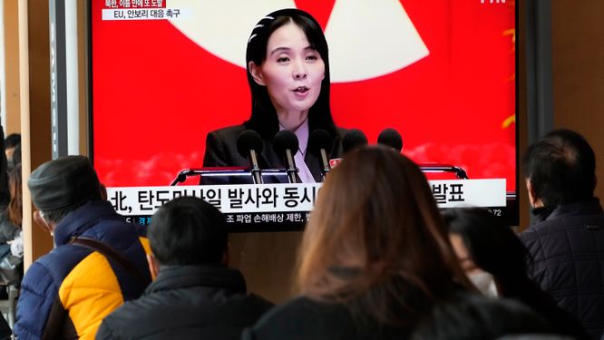 Kim Yo-Jong, Nordkoreas diktator Kim Jong-Uns syster, i en sydkoreansk nyhetssändning om de senaste robotuppskjutningarna.