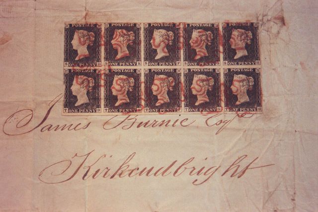 Denna rad av världens första frimärke, "the penny black", finns i samlingen.