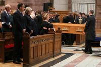 Irlands dåvarande premiärminister Leo Varadkar och Storbritannens dåvarande premiärminister Theresa May vid begravningen av den mördade journalisten Lyra McKee i Belfast 2019.