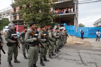 Militärpolis övervakar oppositionella i Phnom Penh.