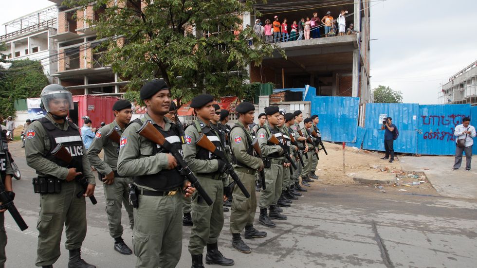 Militärpolis övervakar oppositionella i Phnom Penh.