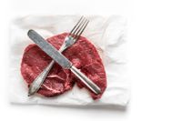 Livsmedelsverket uppmanar befolkningen att äta mindre rött kött och chark, och inte mer än 500 gram i veckan. 