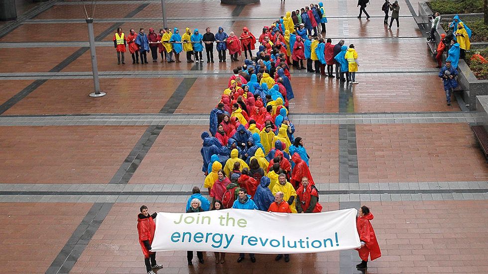 Medan politiken wobblar sjunker de verifierade utsläppen i mycket snabbare takt än man tänkt sig, skriver Magnus Nilsson. Bilden från en demonstration i Bryssel förra veckan för förnyelsebar energi.