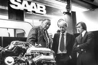 Turbomotorn utställd i Frankfurt 1977, för exakt 40 år sedan och särskådad av idel motorsportprofiler. Från vänster visar Saabs Erik Carlsson ”på taket” som bland annat vann Monte-Carlorallyt två gånger, chefen för Fords motorsport Mike Kranefuss och Jackie Stewart trefaldig världsmästare i Formel 1. Bakom kikar Expressens legendariske motorjournalist Lennart Öjesten fram. 