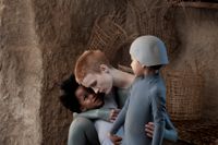 Androiden Mother (Amanda Collin) med sina mänskliga barn.