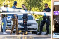 En ung man sköts i huvudet i Upplands Väsby i somras. I närheten hittades en vapengömma som ett ungt par nu har åtalats för att ha hanterat. 