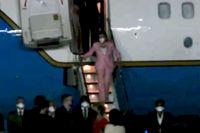 Nancy Pelosi, talman i USA:s representanthus, lämnar det flygplan som hundratusentals följde via nätet. Bild från en videoupptagning.