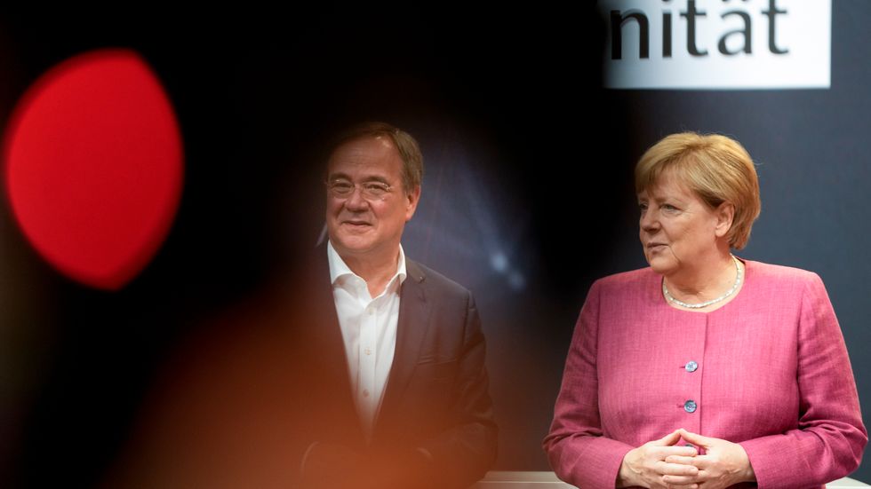Tysklands förbundskansler Angela Merkel tillsammans med sin partikollega och efterträdare på ordförandeposten Armin Laschet.